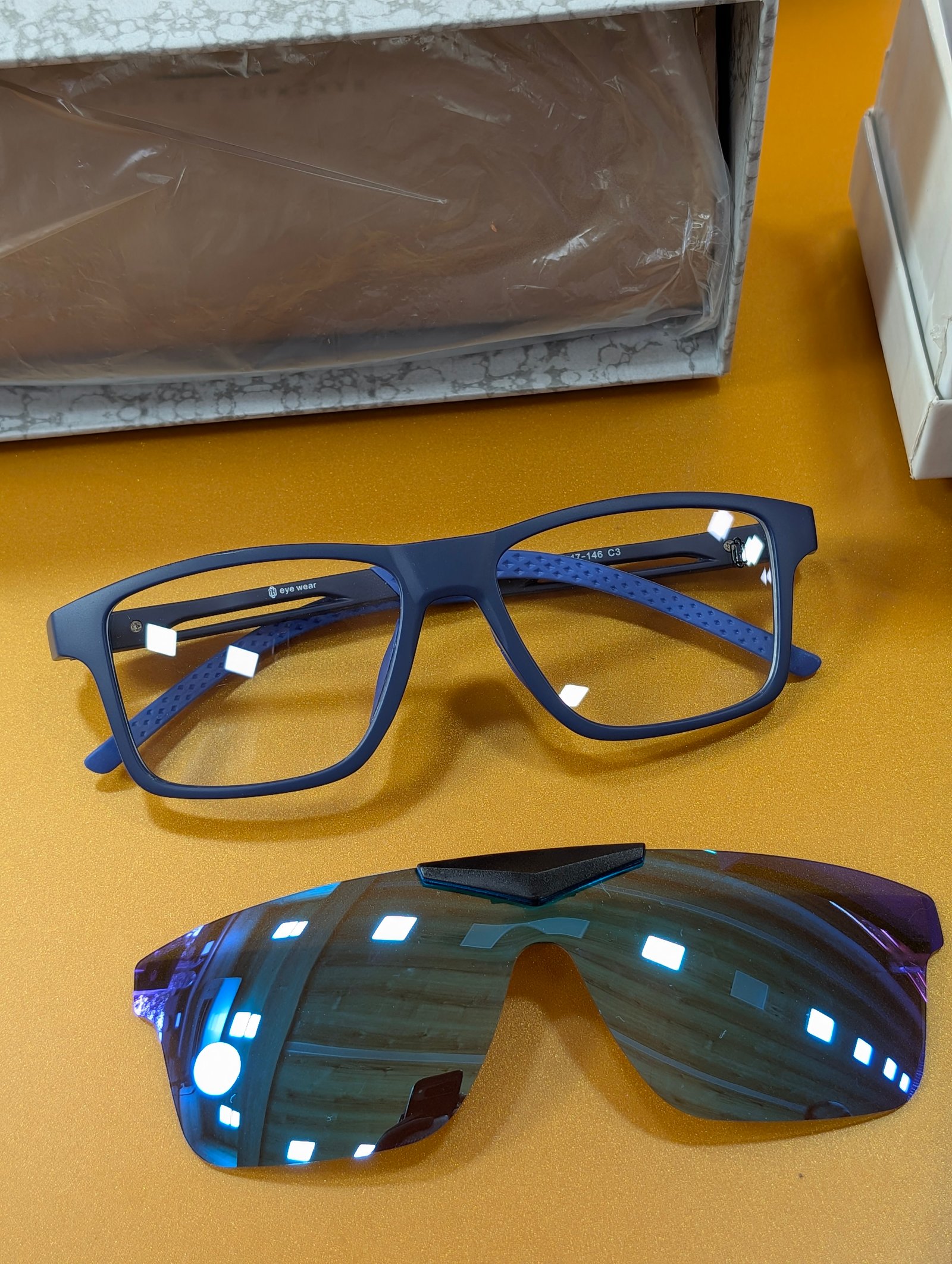 Clip on 01777