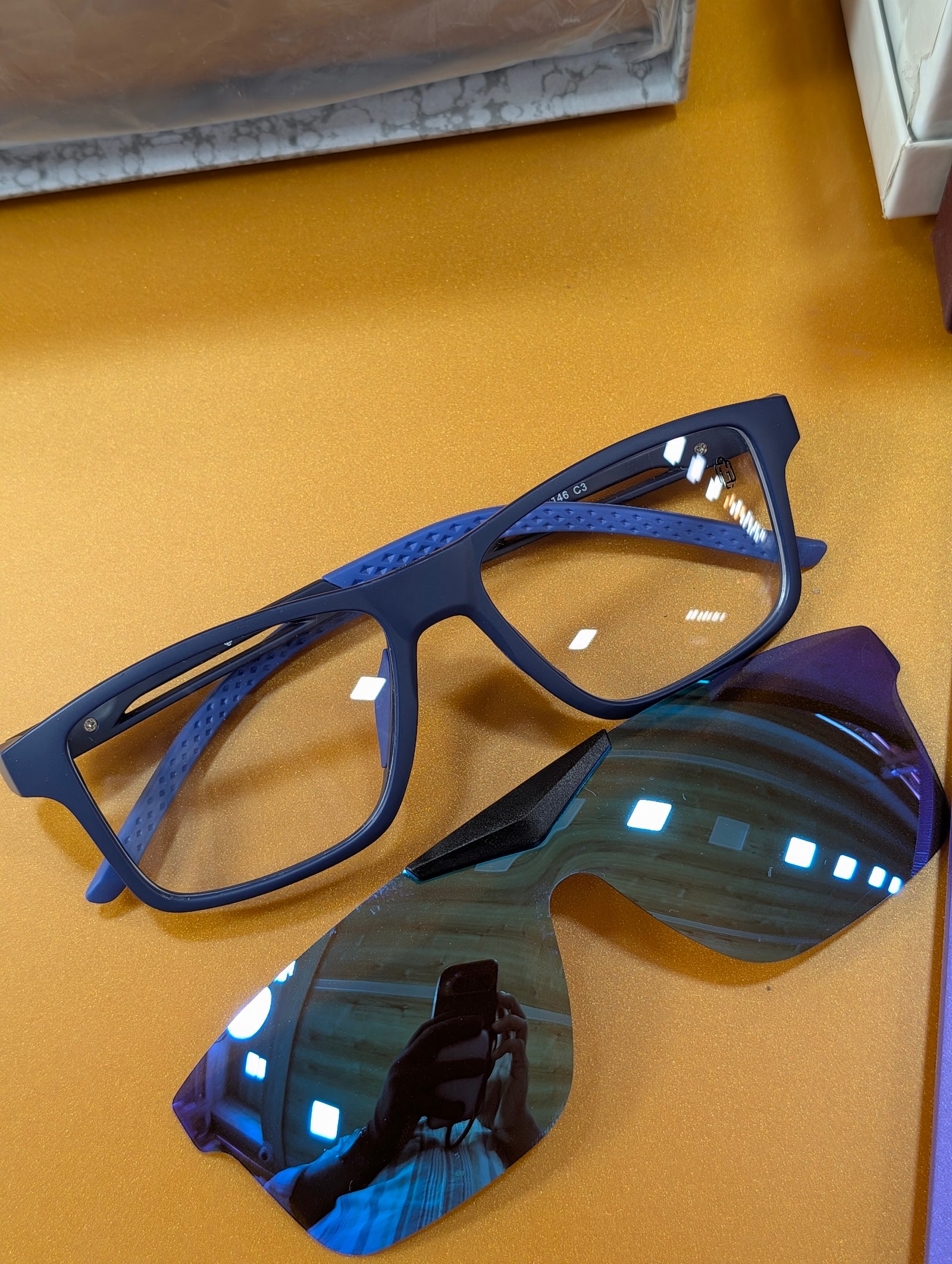 Clip on 01777