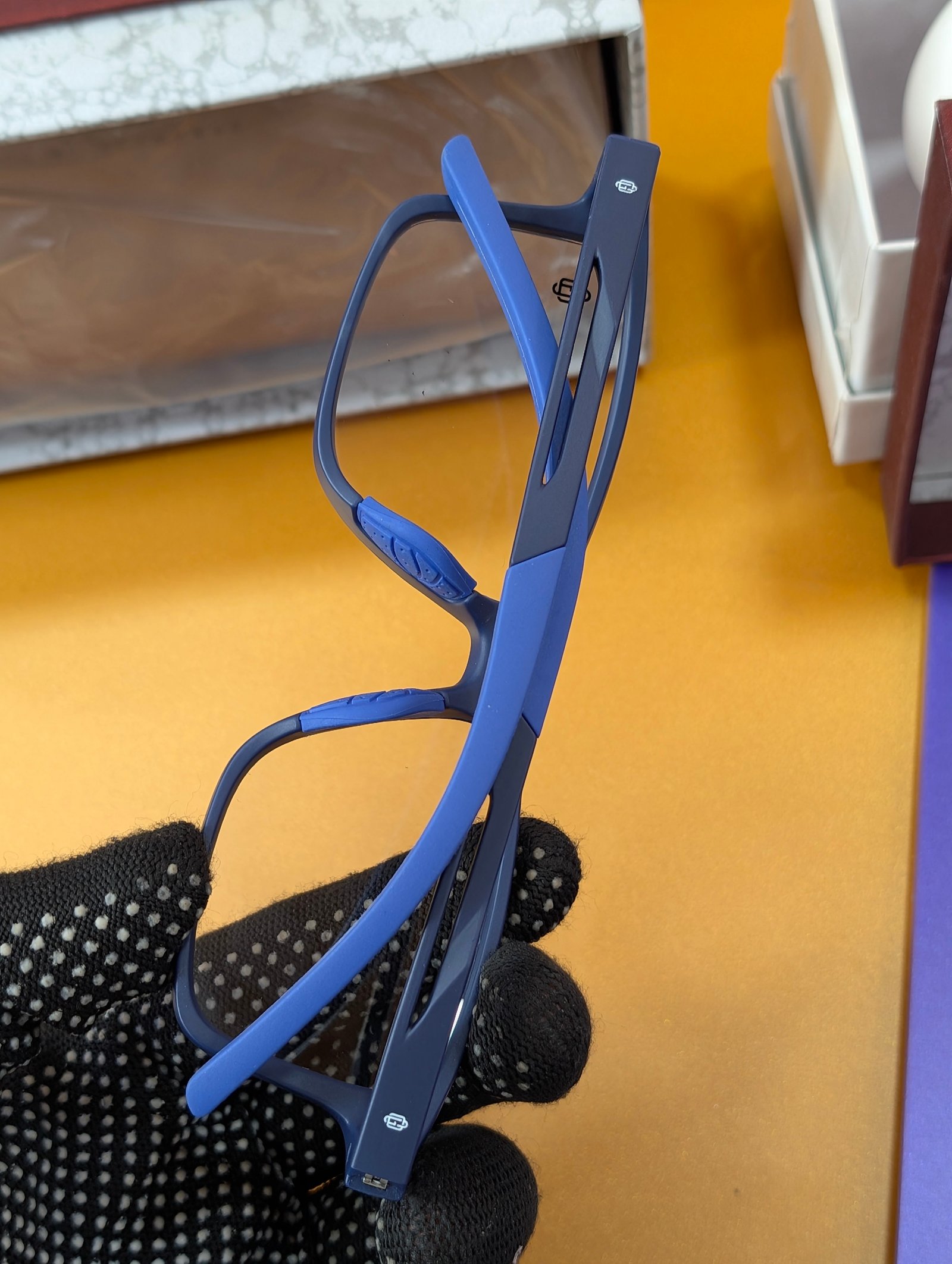 Clip on 01777
