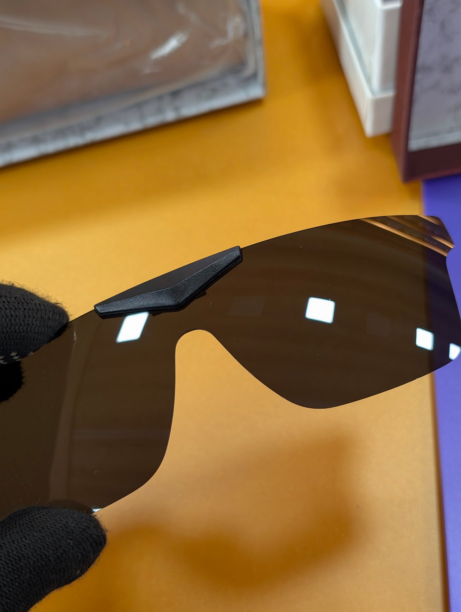 Clip on 02761