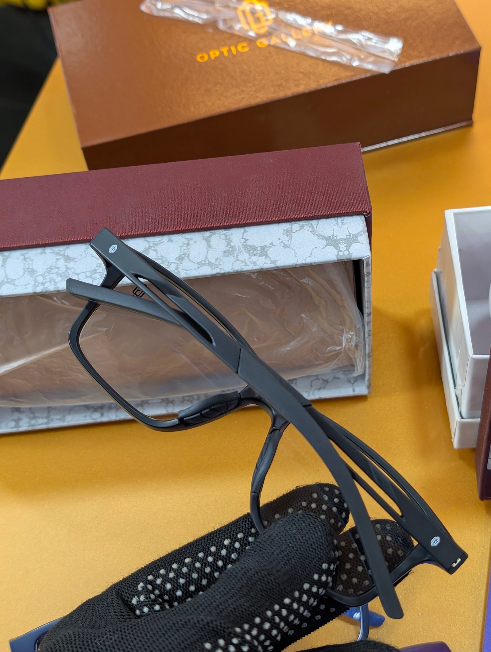 Clip on 02761